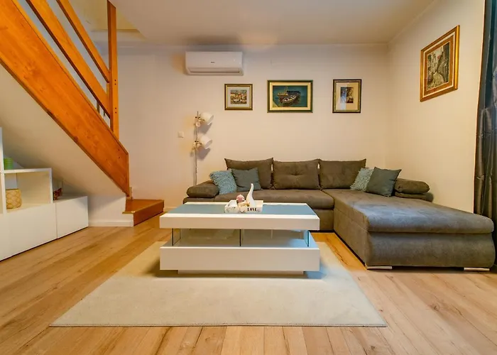 Anika Apartman *