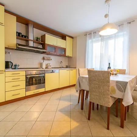 Anika Apartment Split